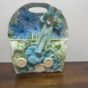 Flower Floral Soap Gift Set Blue Hibiscus Daisy Shape Vintage NOS Decor